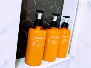 Dusche, Haartrockner, Handtücher, Seife