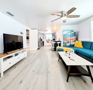 Smart TV, video games, books - Breezy Harbor AMI pool retreat near the Beach (Holmes Beach)