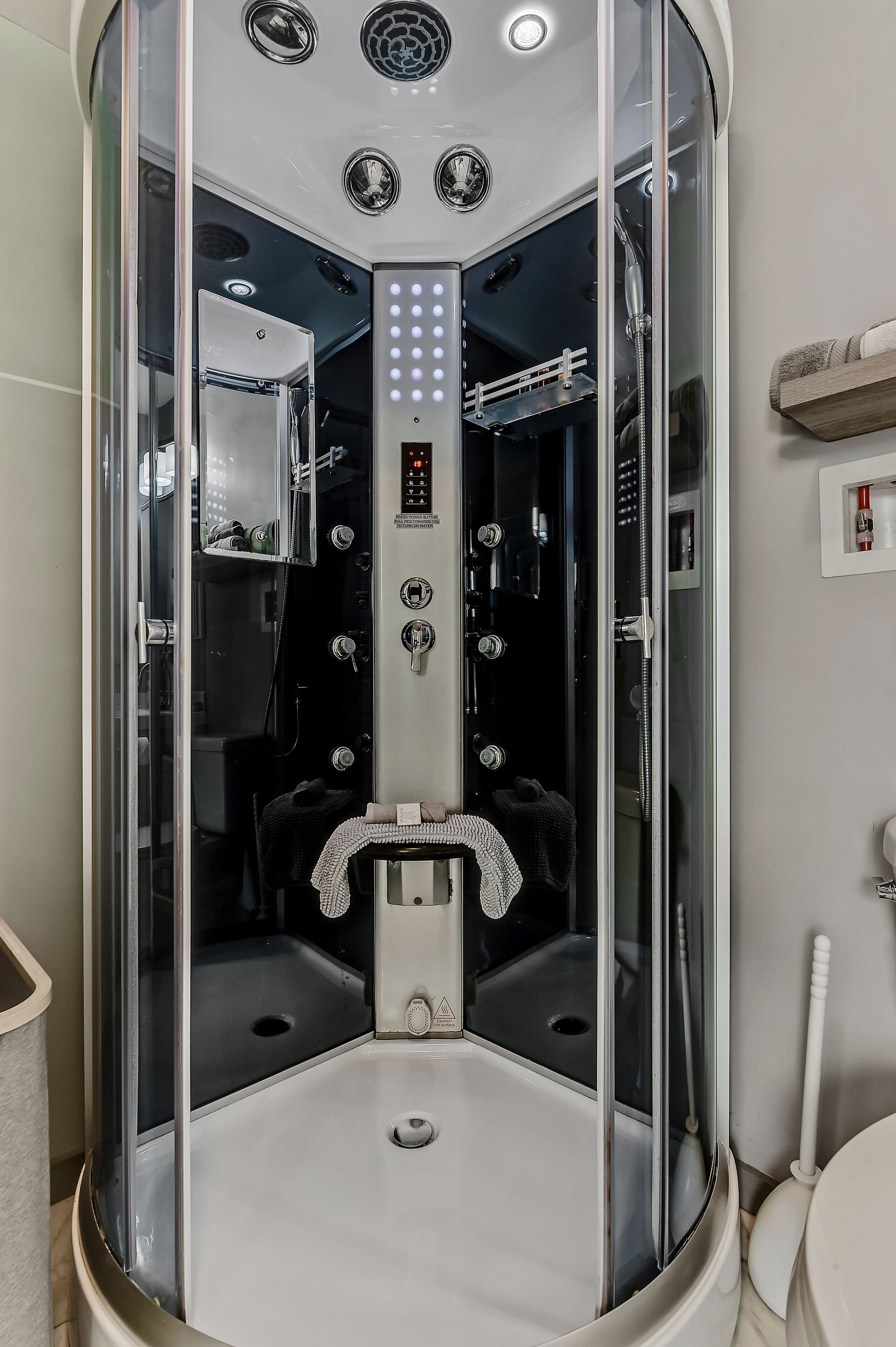 Een douche, een haardroger, handdoeken, zeep