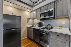 Refrigerador, microondas, horno y parrilla de estufa