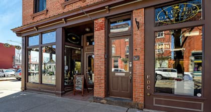 Luxe Studio #3 on Main Street- Amazing Steam Shower! Washer/Dryer, Kitchen