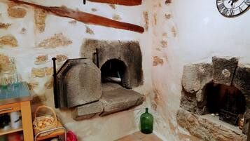 TV connectée, cheminée, table de tennis de table, livres