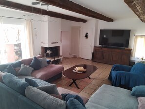 TV connectée, cheminée, table de tennis de table, livres