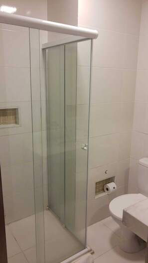 ฝักบัว, ไดร์เป่าผม, ผ้าเช็ดตัว, สบู่