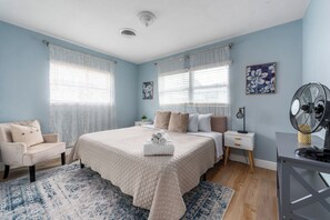 3 soverom, skrivebord, strykejern/-brett og reiseseng for barn