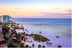 Nær stranden og strandhåndklær
