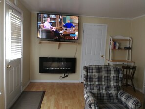 Smart TV y chimenea 
