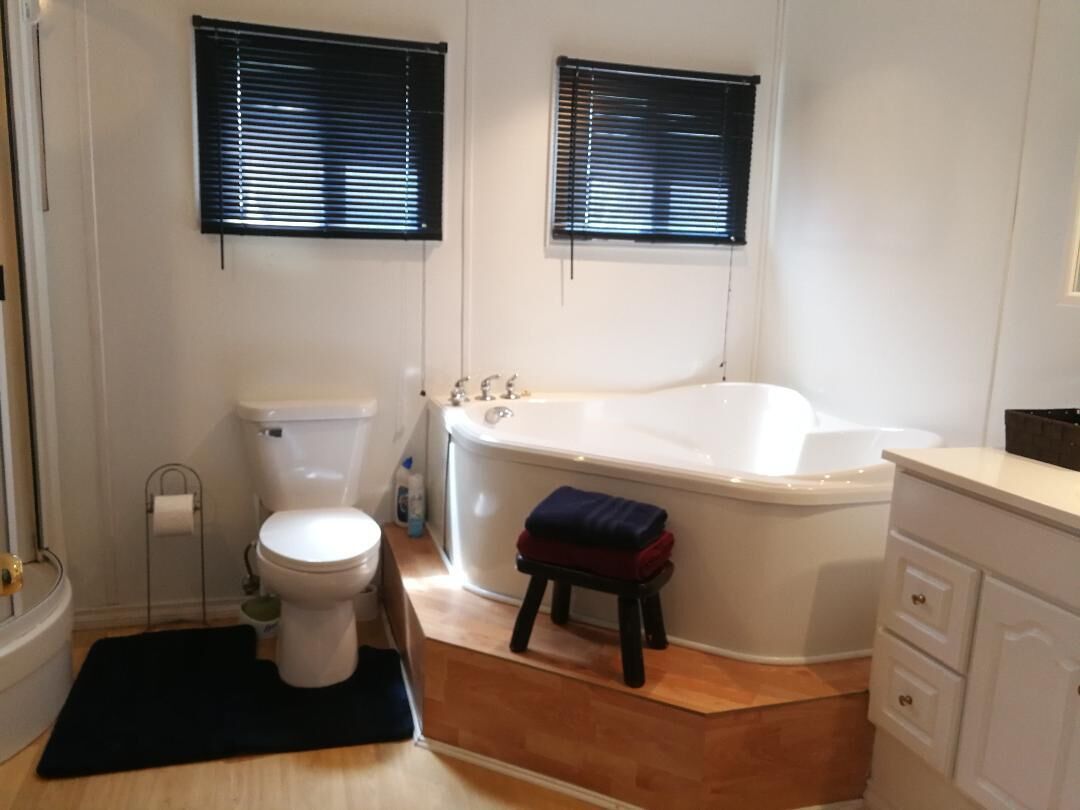 Baignoire, séchoir à cheveux, serviettes fournies, papier de toilette