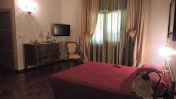 3 habitaciones, tabla de planchar con plancha y ropa de cama