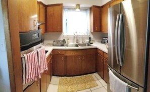 Køleskab, mikrobølgeovn, ovn, kogeplade