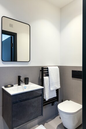 Dusj, hårføner, håndklær og såpe