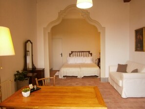 6 slaapkamers, een bureau, reisbedje, gratis wifi