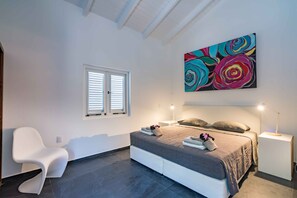 5 bedrooms, iron/ironing board, free WiFi, bed sheets