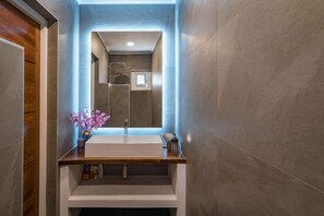 Dusche, Haartrockner, Handtücher, Toilettenpapier