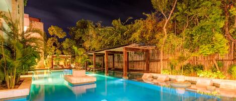 Alberca al aire libre y camastros