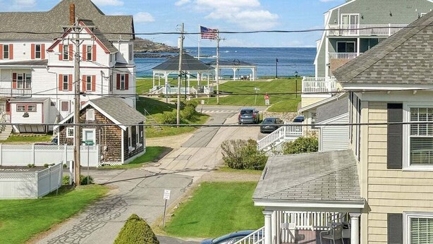 Une ville côtière avec un kiosque, un drapeau et une vue sur la mer.