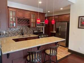 Frigorífic, microones, forn i placa de cuina