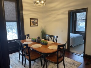 Dining - Condo directly on Broadway!  Location, location, location!!  Walk to everything! (Saratoga Springs)