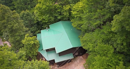 OCT Fall Special! Lodge for 18, w/ Hot Tub, Nerf gun wall! 3 mins to Dollywood!