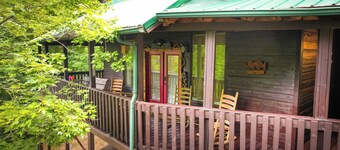 Spacious Mountain Retreat – Steps from Dollywood! Sleeps 18, Hot Tub, Nerf Wall!