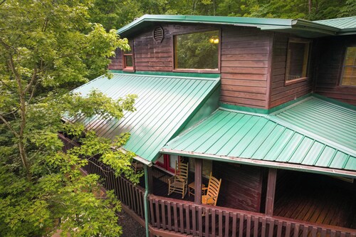 Spacious Mountain Retreat – Steps from Dollywood! Sleeps 18, Hot Tub, Nerf Wall!