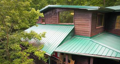 Spacious Mountain Retreat – Steps from Dollywood! Sleeps 18, Hot Tub, Nerf Wall!