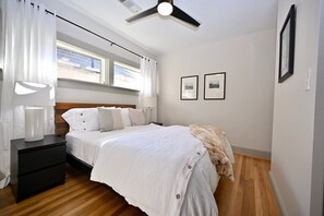 2 bedrooms, iron/ironing board, free WiFi, bed sheets - Backstage Gallery House (Decatur)