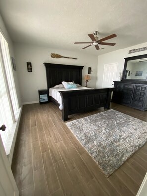 3 slaapkamers, een strijkplank/strijkijzer, internet, beddengoed