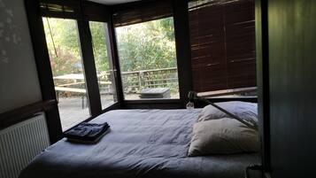 4 chambres, bureau, fer et planche Ă repasser, lit parapluie