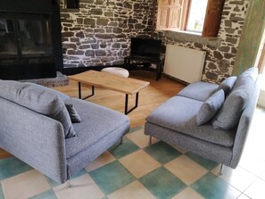 Fernseher, Kamin, Bücher