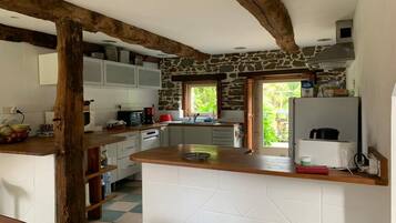 Een koelkast, een microgolfoven, een oven, een kookplaat