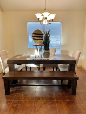 Dining - *NEW* 5 Star Luxury Cozy Private Santa Fe Style w/ Jacuzzi Hot Tub (Lubbock)