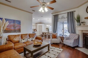 Living area - *NEW* 5 Star Luxury Cozy Private Santa Fe Style w/ Jacuzzi Hot Tub (Lubbock)