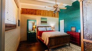 6 bedrooms, WiFi, bed sheets - Cedar Creek Ranch on Lake Whitney (Whitney)