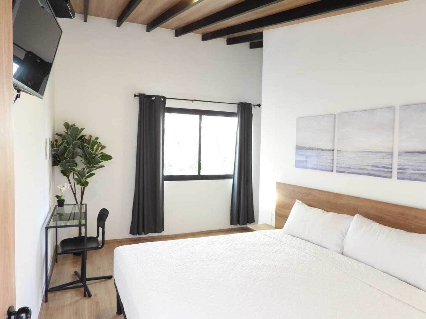 King Room | 遮光カーテン、アイロン / アイロン台、WiFi (無料)、ベッドシーツ