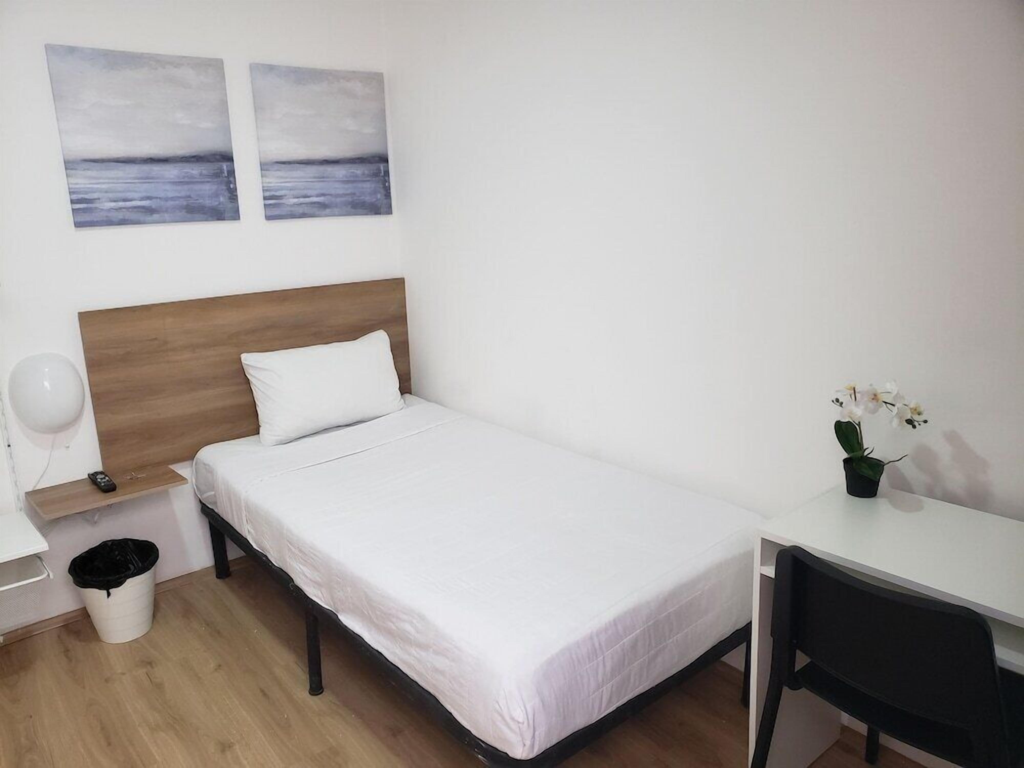Cortinas opacas, tabla de planchar con plancha, wifi gratis