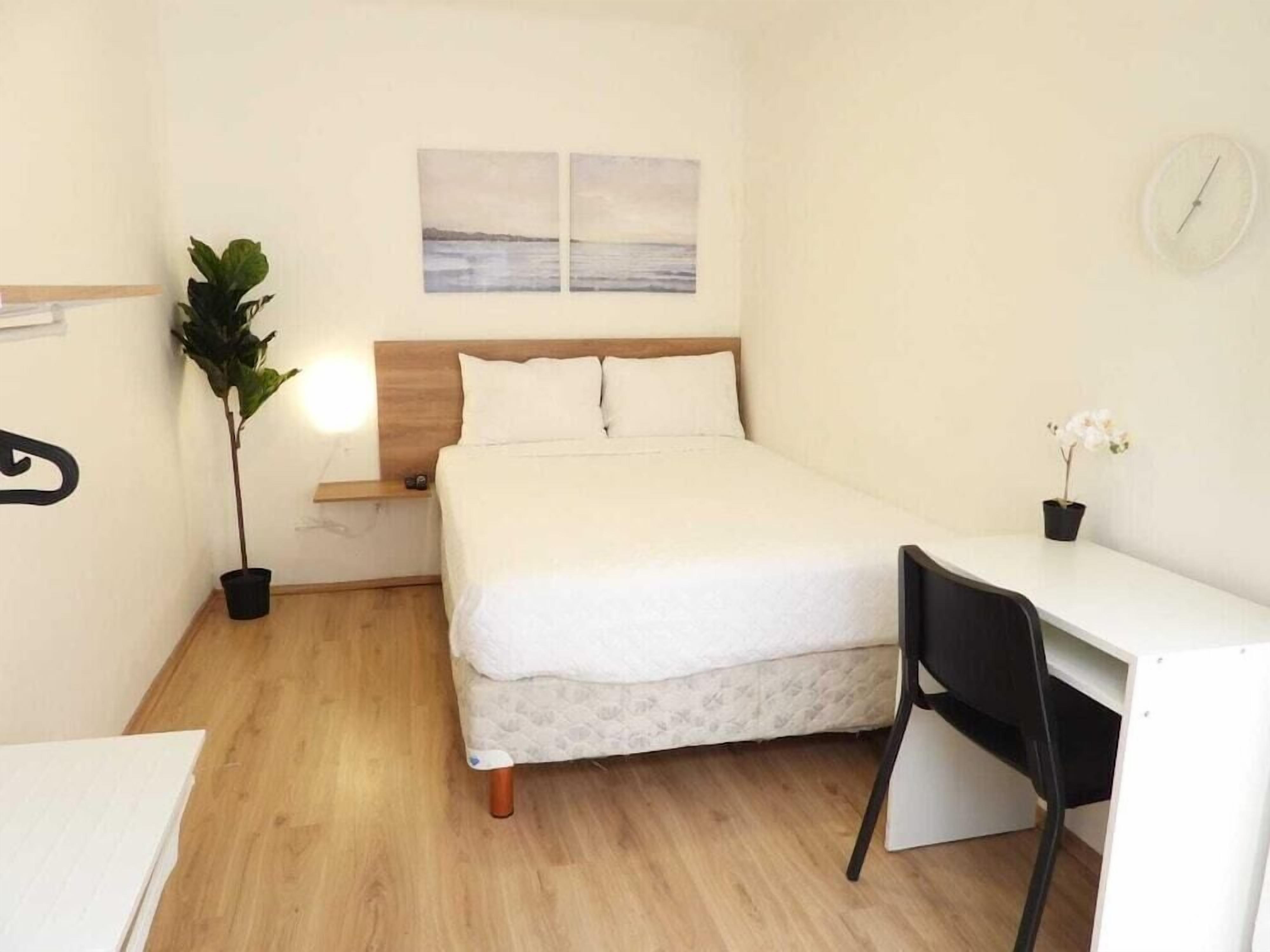 Cortinas opacas, tabla de planchar con plancha, wifi gratis