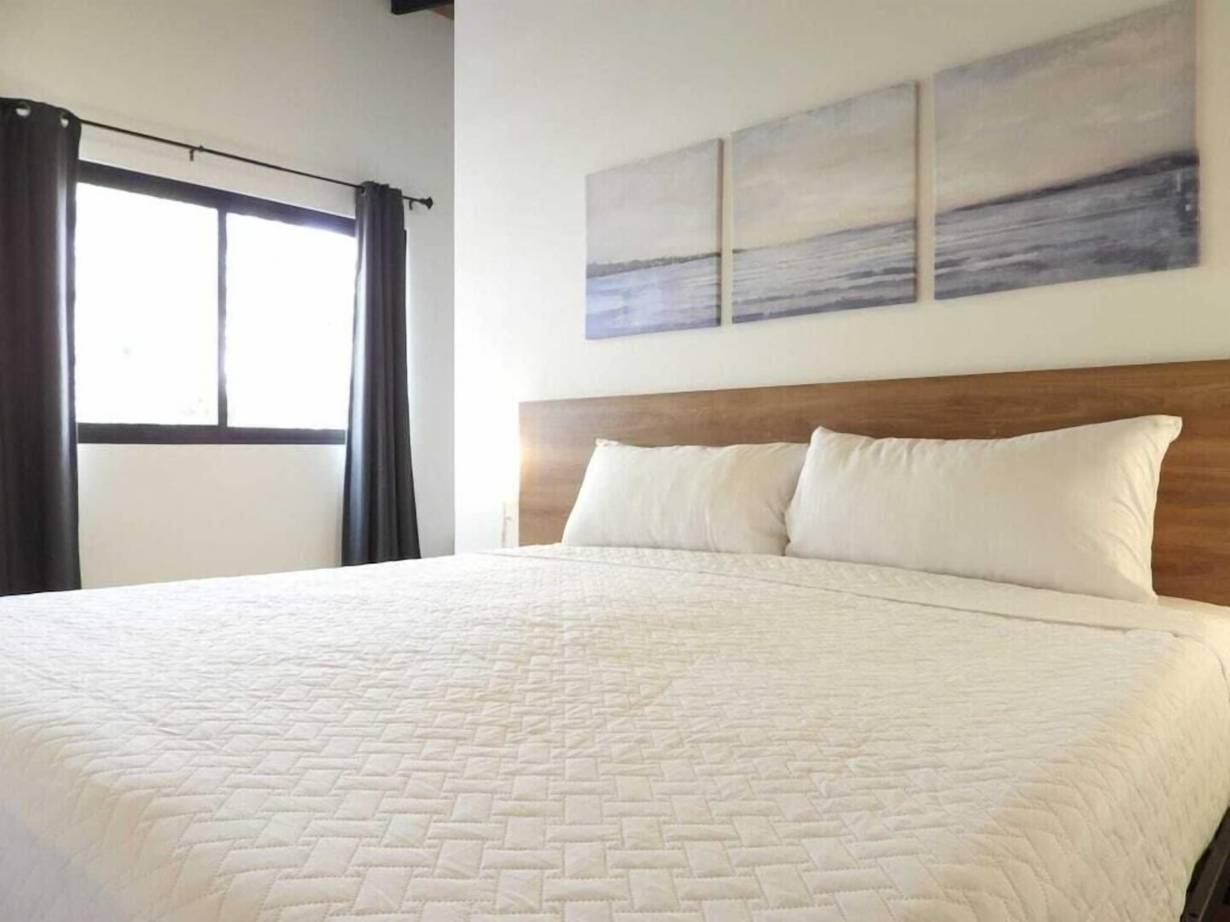 Cortinas opacas, tabla de planchar con plancha, wifi gratis