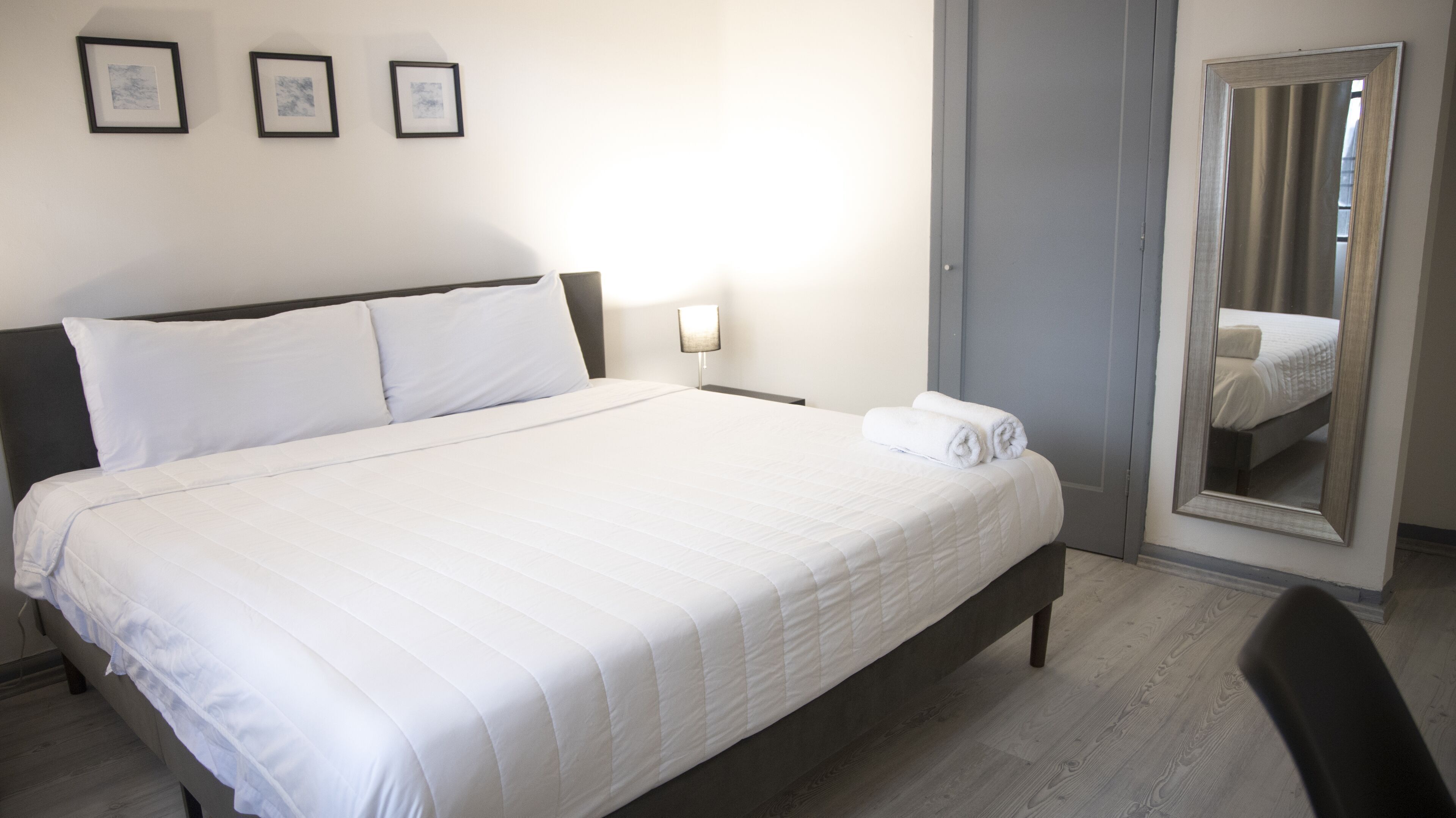 Cortinas opacas, tabla de planchar con plancha, wifi gratis