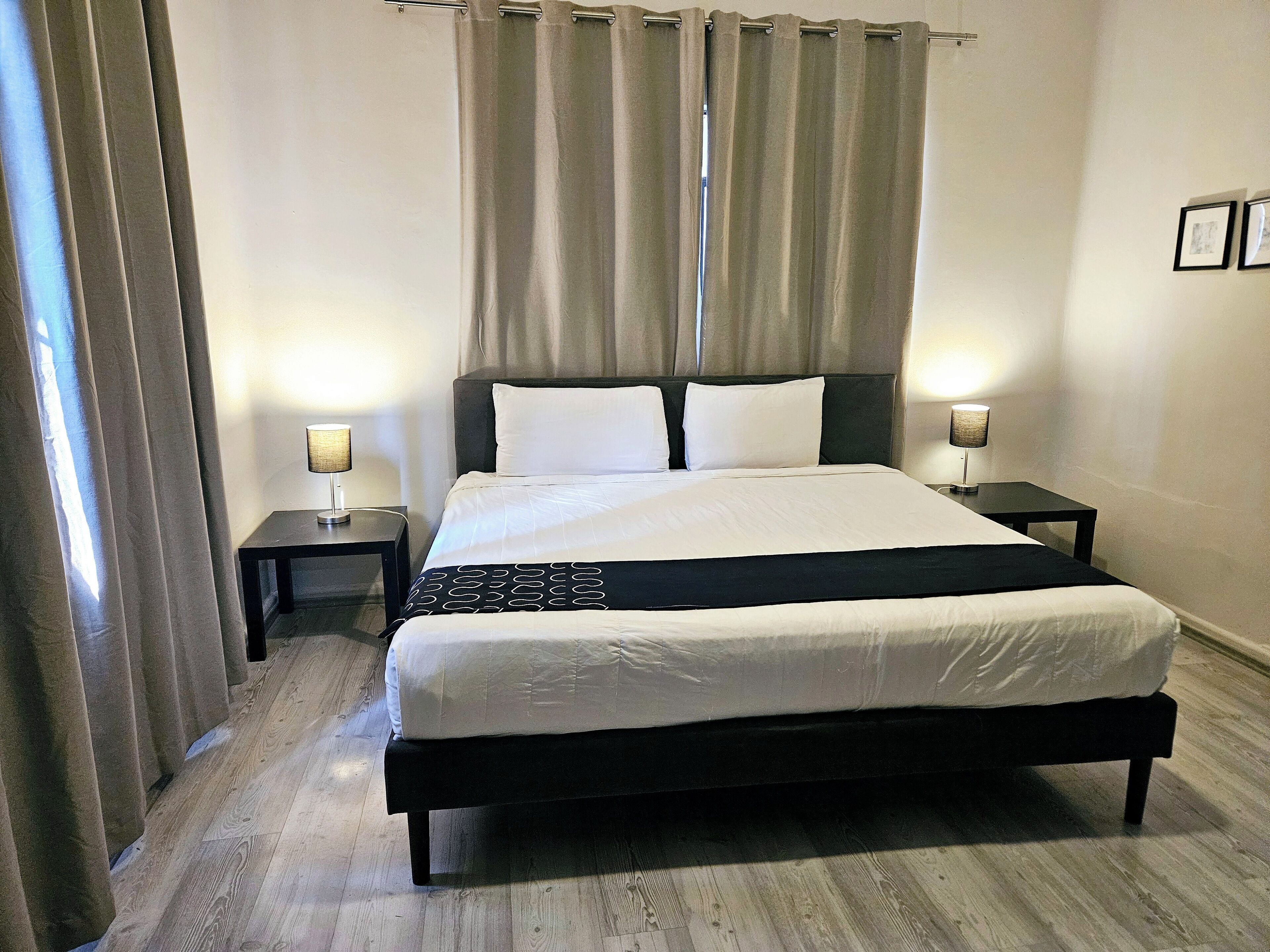 ستائر تعتيم ومكواة/لوح كي وواي فاي مجانًا وملاءات أسرّة