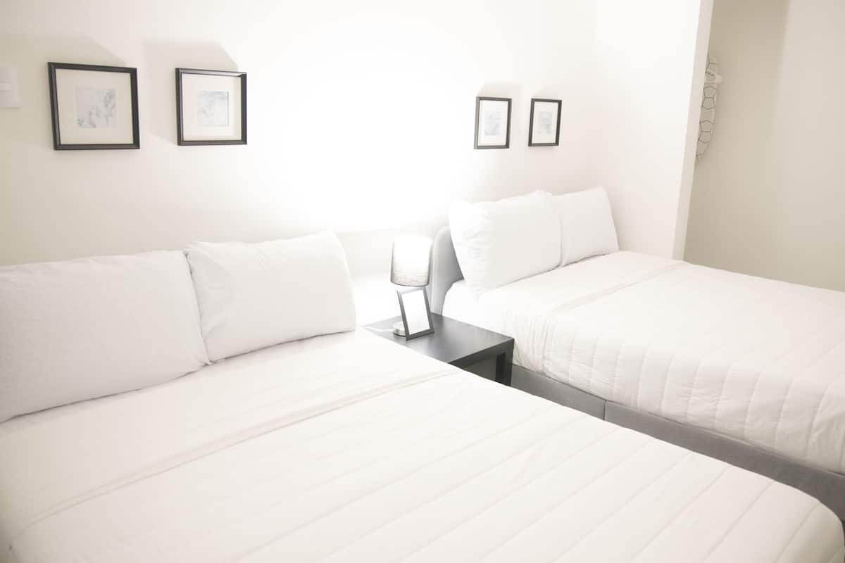 Double Apartment | Verduisterende gordijnen, een strijkplank/strijkijzer, gratis wifi