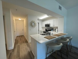 Een koelkast, een magnetron, een oven, een kookplaat