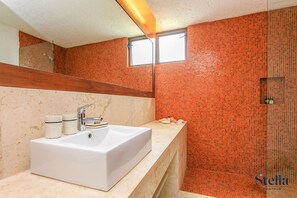 Signature-Apartment, 3 Schlafzimmer, Nichtraucher, eigener Pool | Badezimmer | Kostenlose Toilettenartikel, Haartrockner, Handtücher, Seife