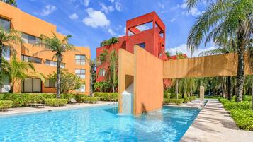 Een buitenzwembad en ligstoelen