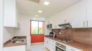 Condo com design assinado, 3 quartos, para não fumantes, piscina particular | Cozinha privada | Geladeira grande, micro-ondas, fogão, lava-louças