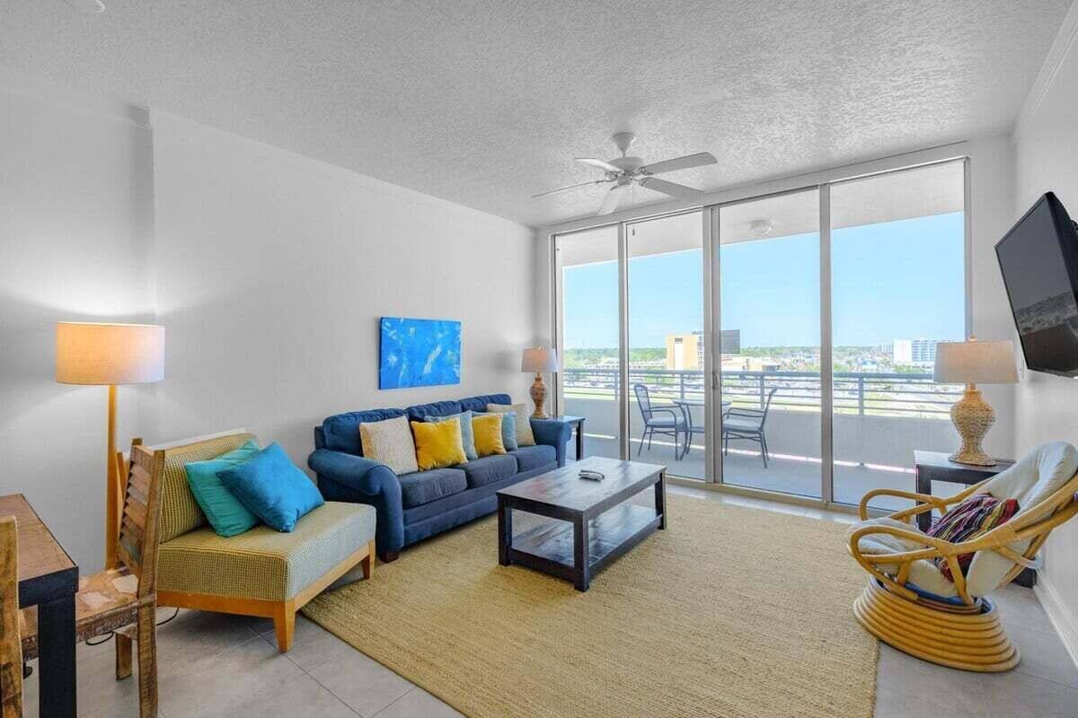 Condo, Multiple Beds, Balcony, Ocean View (Ocean Club Unit 0607) | Living area
