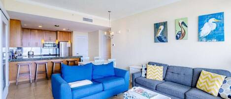 คอนโด, หลายเตียง, ระเบียง, วิวทะเล (Ocean Club Unit 0308) | บริเวณนั่งเล่น | ทีวีจอแบน 42 นิ้ว พร้อมช่องดิจิตอล