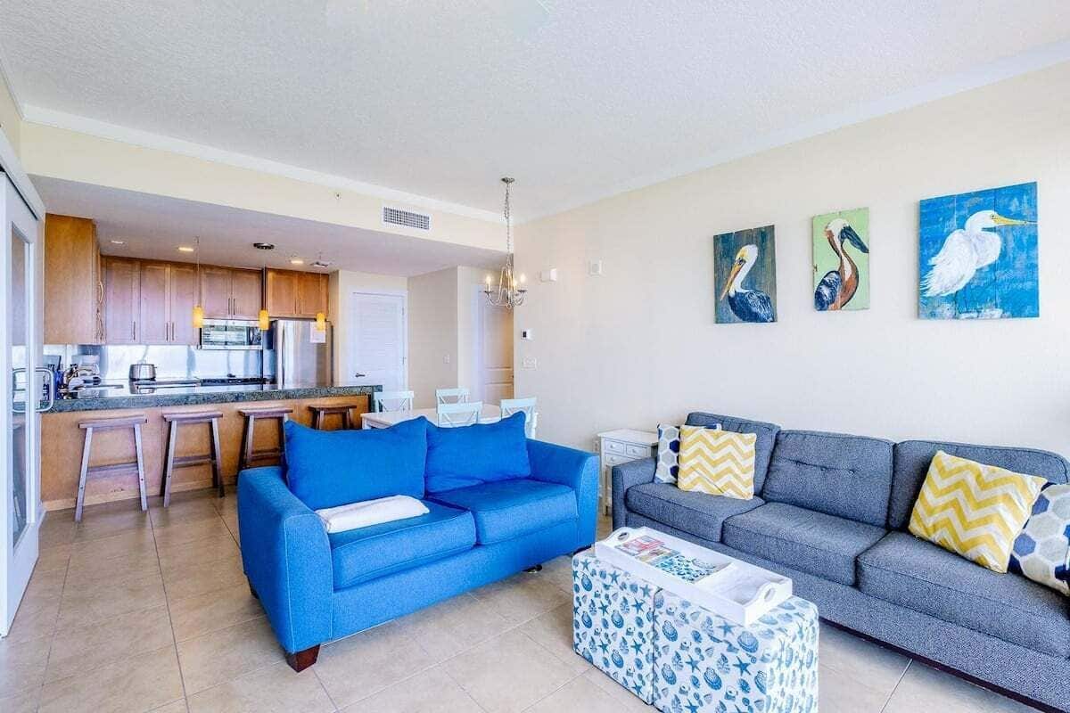 Apartment, Mehrere Betten, Balkon, Meerblick (Ocean Club Unit 0308) | Wohnbereich | 42-Zoll-Flachbildfernseher mit Digitalempfang