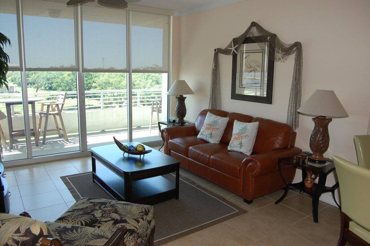 Apartment, Mehrere Betten, Balkon, Meerblick (Ocean Club Unit 0402) | Wohnbereich