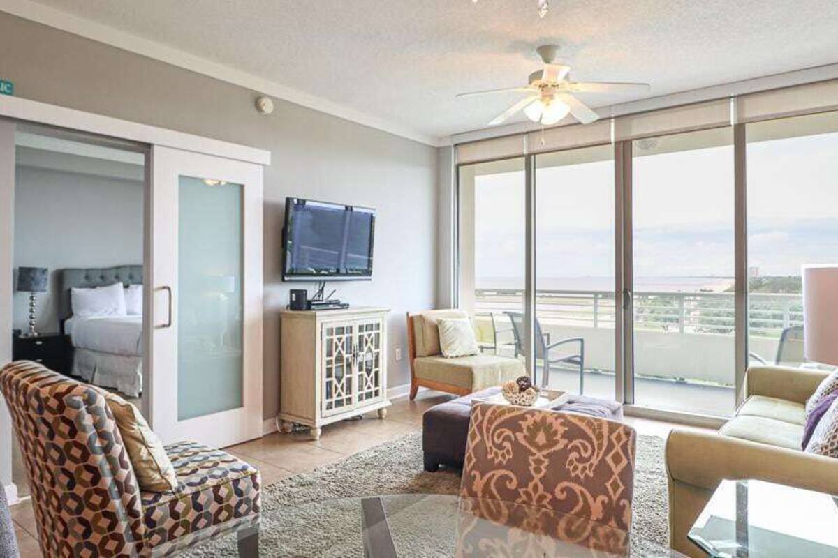 Appartamento, letti multipli, balcone, vista oceano (Ocean Club Unit 0502) | Area soggiorno | TV a schermo piatto 42 pollici con canali digitali